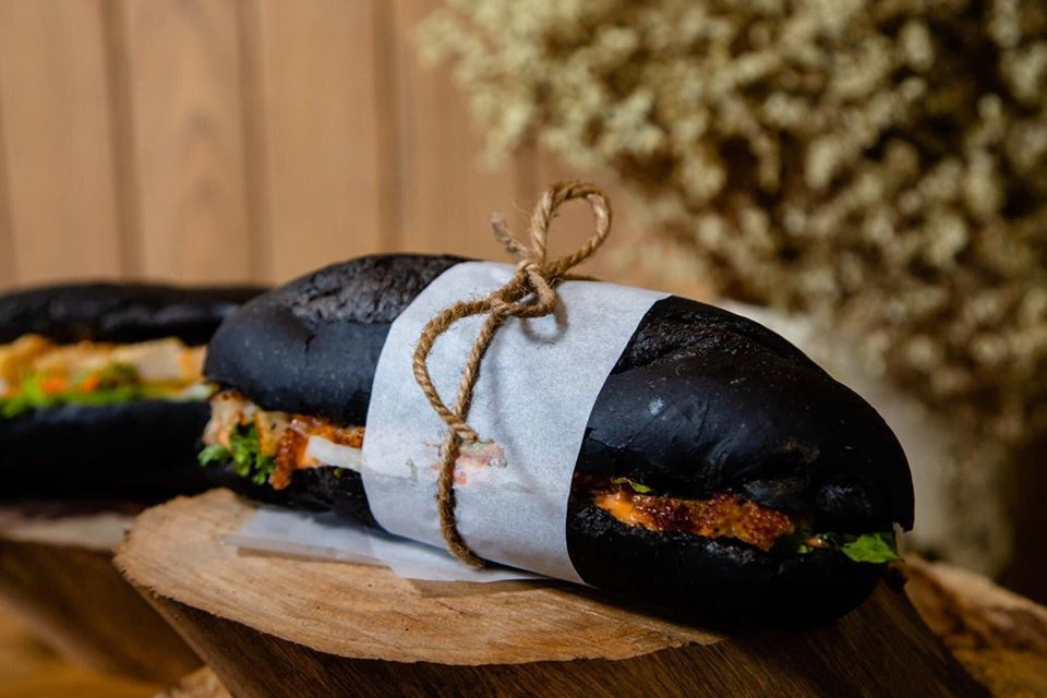 Theo nhận xét của một số bạn trẻ đã có dịp thử nghiệm loại bánh này cho biết, trông vẻ ngoài có phần hơi lạ nhưng bánh có hương vị rất thơm, ăn khá ngon miệng.