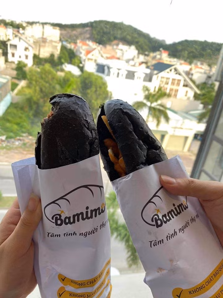 Cũng giống như nhiều loại bánh mì truyền thống khác, chiếc bánh mì đen này được ăn kèm cùng các loại nhân như: Chả mực, chả cua bể, xíu mại tôm, gà nướng, bò nướng phomai, heo quay...