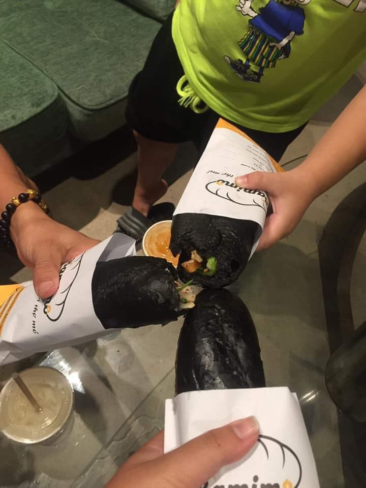 Cửa hàng bánh mì đen thu hút nhiều du khách tới thưởng thức thử món ăn độc đáo này.