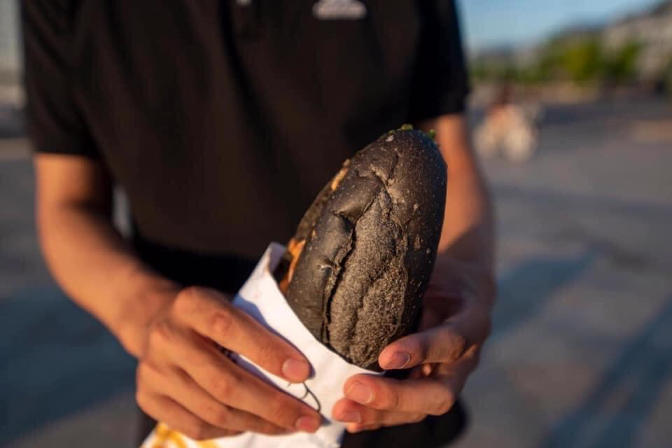 Nhờ vẻ ngoài có màu "đen bóng đêm" mà chiếc bánh mì này đang tạo ra sức hút rất lớn. Nhiều khách du lịch lần đầu đến Hạ Long hay cả dân bản địa, khi biết thông tin về loại bánh này đã lập tức đến thưởng thức và trải nghiệm.