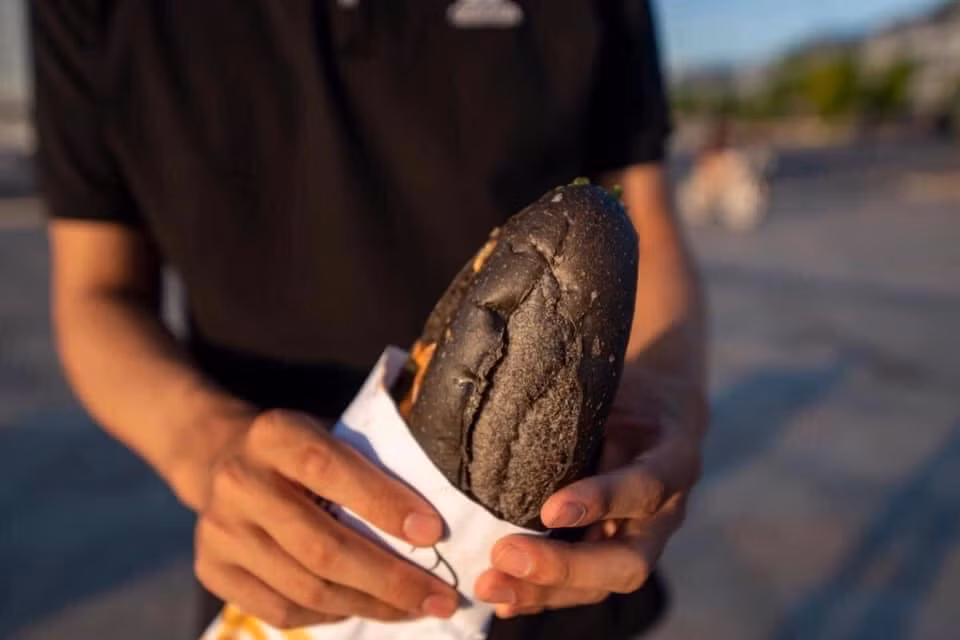 Nhờ vẻ ngoài có màu "đen bóng đêm" mà chiếc bánh mì này đang tạo ra sức hút rất lớn. Nhiều khách du lịch lần đầu đến Hạ Long hay cả dân bản địa, khi biết thông tin về loại bánh này đã lập tức đến thưởng thức và trải nghiệm.