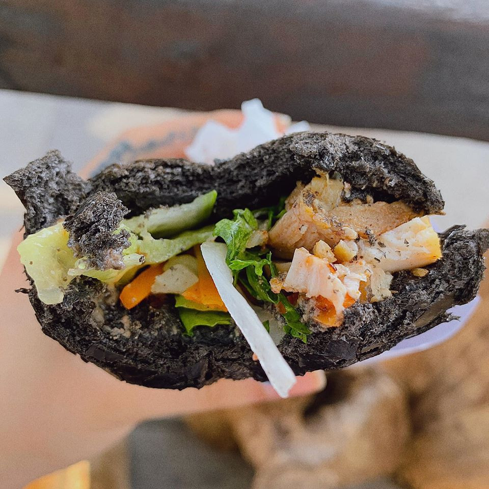 Những chiếc bánh mì thu hút thực khách từ cái nhìn đầu tiên vì màu sắc "khác lạ". 