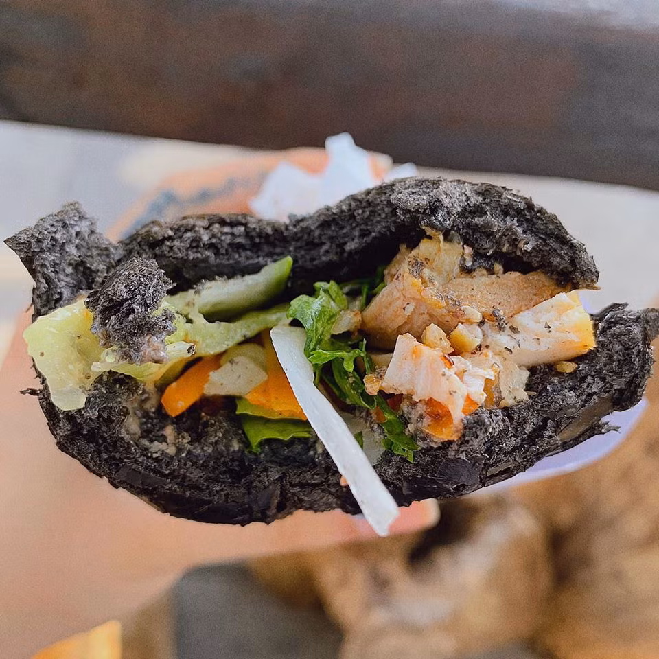 Những chiếc bánh mì thu hút thực khách từ cái nhìn đầu tiên vì màu sắc "khác lạ". 