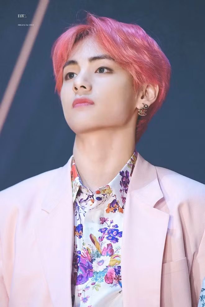 “Ne phuc” phong cach mac do ton sur ton voi mau toc cua V (BTS)-Hinh-4