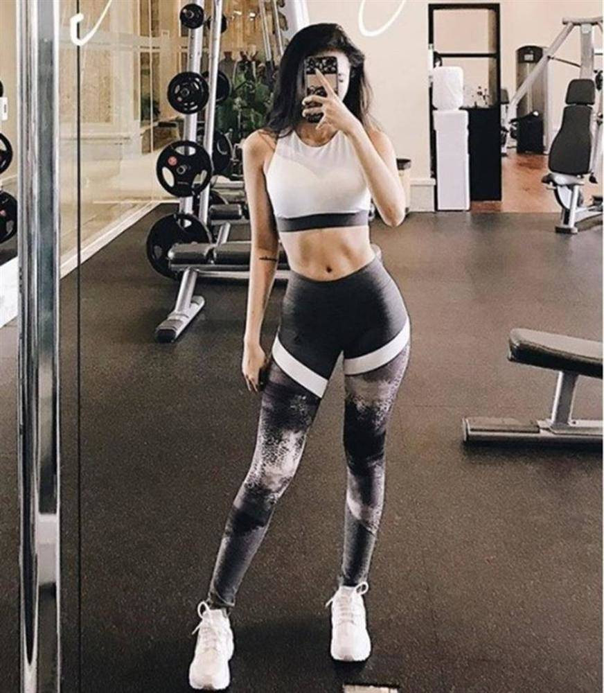 Nếu không muốn trở nên phản cảm trong mắt những người xung quanh và không bị phạt tiền theo quy định trên, chị em cần chú ý hơn đến cách ăn diện của mình. Để thoải mái trong phòng tập gym, bạn chỉ cần diện những kiểu áo phông đơn giản, phối cùng quần tập co giãn. Ảnh: Internet.