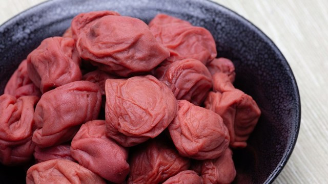 Mận muối của Nhật Bản mềm, có vị chua gắt và mặn, có màu vàng rộm từ màu thiên nhiên của quả còn màu đỏ được nhuộm từ những chiếc lá tía tô đỏ và có hình dáng rất giống với quả mận Bắc ở nước ta.