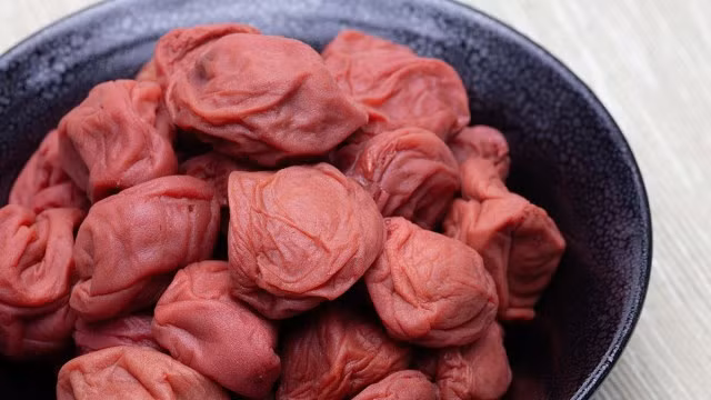 Mận muối của Nhật Bản mềm, có vị chua gắt và mặn, có màu vàng rộm từ màu thiên nhiên của quả còn màu đỏ được nhuộm từ những chiếc lá tía tô đỏ và có hình dáng rất giống với quả mận Bắc ở nước ta.