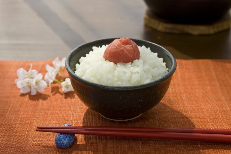 Một trong những khẩu phần trưa của người Nhật là nắm cơm và một trái mận muối, được gọi là nắm cơm mặt trời mọc do rất giống quốc kì Nhật Bản.