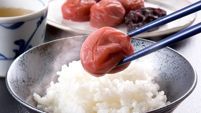 Người cao tuổi ở quốc gia này cũng rất ưa chuộng món mận mặn này vì acid citric trong mơ muối giúp kích thích dịch vị, ngăn ngừa u xơ dạ dày, giúp mọi người ăn ngon miệng hơn. Ảnh: Internet. Video "Chế biến món ngon từ nấm đông cô". Nguồn: VTC.