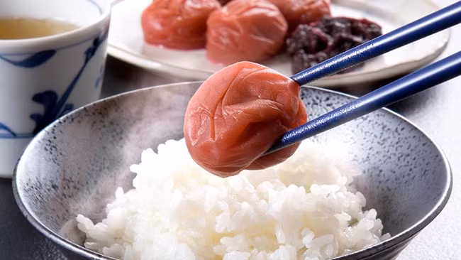 Người cao tuổi ở quốc gia này cũng rất ưa chuộng món mận mặn này vì acid citric trong mơ muối giúp kích thích dịch vị, ngăn ngừa u xơ dạ dày, giúp mọi người ăn ngon miệng hơn. Ảnh: Internet. Video "Chế biến món ngon từ nấm đông cô". Nguồn: VTC.