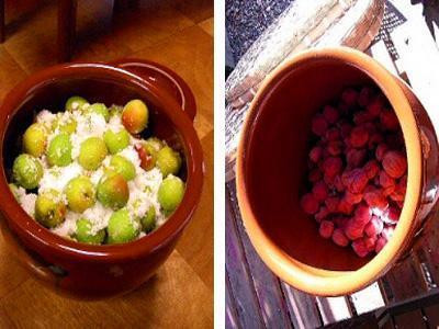 Những trái mận xanh được rửa sạch và xếp vào một chiếc vại sành, sau đó người ta rắc muối và nén xuống nước trong khoảng 2 tuần. Những chiếc lá tía tô được ngắt bỏ thêm vào vại để làm tăng màu sắc và hương vị cho mận muối.