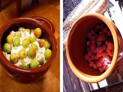 Những trái mận xanh được rửa sạch và xếp vào một chiếc vại sành, sau đó người ta rắc muối và nén xuống nước trong khoảng 2 tuần. Những chiếc lá tía tô được ngắt bỏ thêm vào vại để làm tăng màu sắc và hương vị cho mận muối.