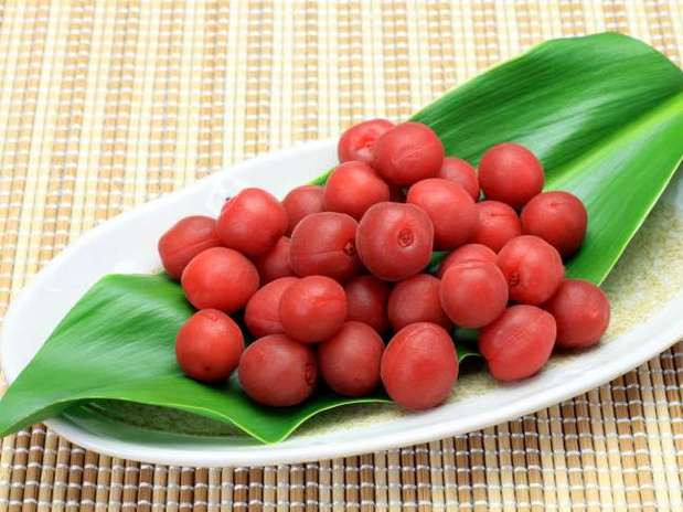 Ở Nhật Bản, phụ nữ mang thai bị ốm nghén, hay bị nôn vào buổi sáng thường ăn 1 quả mận muối trong bữa ăn.