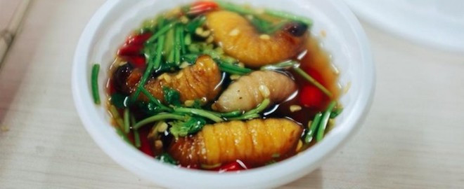 Đuông chà là: Thêm một món ăn đặc biệt thách thức du khách chính là đuông chà là tẩm nước mắm. Nhìn món ăn này có thể nhiều người cảm thấy rất “ghê sợ” nhưng khi ăn vào rồi sẽ cảm nhận được mùi vị ngon tuyệt. Ngoài ra, đuông chà là còn được chiên tẩm bột, nhìn lớp bột vàng óng, thơm phức, cắn một miếng sữa trào ra béo ngậy, ngon không thể tả.