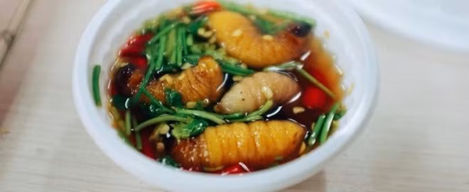 Đuông chà là: Thêm một món ăn đặc biệt thách thức du khách chính là đuông chà là tẩm nước mắm. Nhìn món ăn này có thể nhiều người cảm thấy rất “ghê sợ” nhưng khi ăn vào rồi sẽ cảm nhận được mùi vị ngon tuyệt. Ngoài ra, đuông chà là còn được chiên tẩm bột, nhìn lớp bột vàng óng, thơm phức, cắn một miếng sữa trào ra béo ngậy, ngon không thể tả.