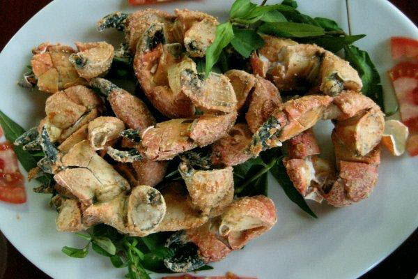 Cua đá rang muối: Cua đá thường không to như cua biển, nhìn hao hao giống cua đồng nhưng càng của chúng cứng như đá, khi ăn rất khó lấy được phần thịt ở đây nên thường phải dùng búa hay kẹp để kẹp vỡ vỏ rồi mới lấy được phần thịt cua này. Cua đá rang muối thường được ăn với rau răm và chấm với muối tiêu chanh. Thịt cua đá ngon, hơi dai, ngọt.