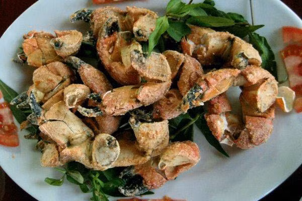 Cua đá rang muối: Cua đá thường không to như cua biển, nhìn hao hao giống cua đồng nhưng càng của chúng cứng như đá, khi ăn rất khó lấy được phần thịt ở đây nên thường phải dùng búa hay kẹp để kẹp vỡ vỏ rồi mới lấy được phần thịt cua này. Cua đá rang muối thường được ăn với rau răm và chấm với muối tiêu chanh. Thịt cua đá ngon, hơi dai, ngọt.