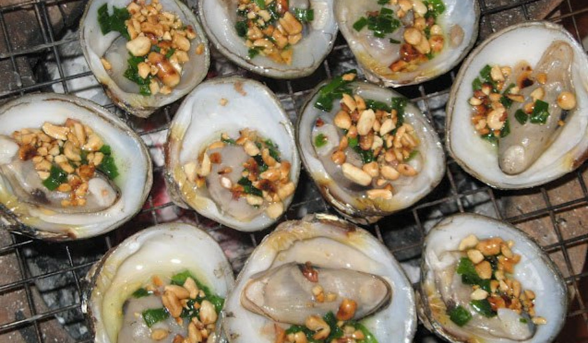 Vọp nướng chấm muối tiêu chanh: Rừng ngập mặn ở Cà Mau là nơi trú ngụ của rất nhiều loại sản vật đặc biệt. Trong số đó, vọp là loài sinh sôi nẩy nở rất nhiều. Vọp nướng mỡ hành, vọp xào chua cay, vọp nấu lẩu thái... đều ngon, nhưng hấp dẫn nhất vẫn là vọp nướng chấm muối tiêu chanh.