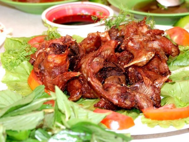 Chuột đồng chiên sả: Về Cà Mau mà bỏ qua món nhắm này thì thật là uổng công chuyến đi. Thịt chuột ở đây là chuột đồng nên thịt rất thơm và mềm. Thịt chuột đồng có thể chế biến thành nhiều món ngon như chuột chiên, chuột nướng lu, chuột xé phay... nhưng ngon nhất vẫn là chuột đồng chiên sả. Món này đánh gục thực khách ngay từ miếng đầu tiên.