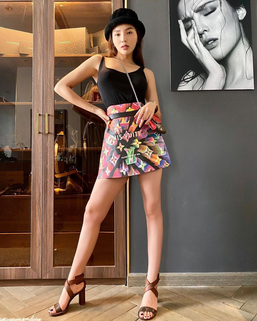 Giống Lan Ngọc, Hoa hậu Kỳ Duyên cũng dùng túi giấy Louis Vuitton làm váy sành điệu khi kết hợp cùng áo tank-top và clutch.