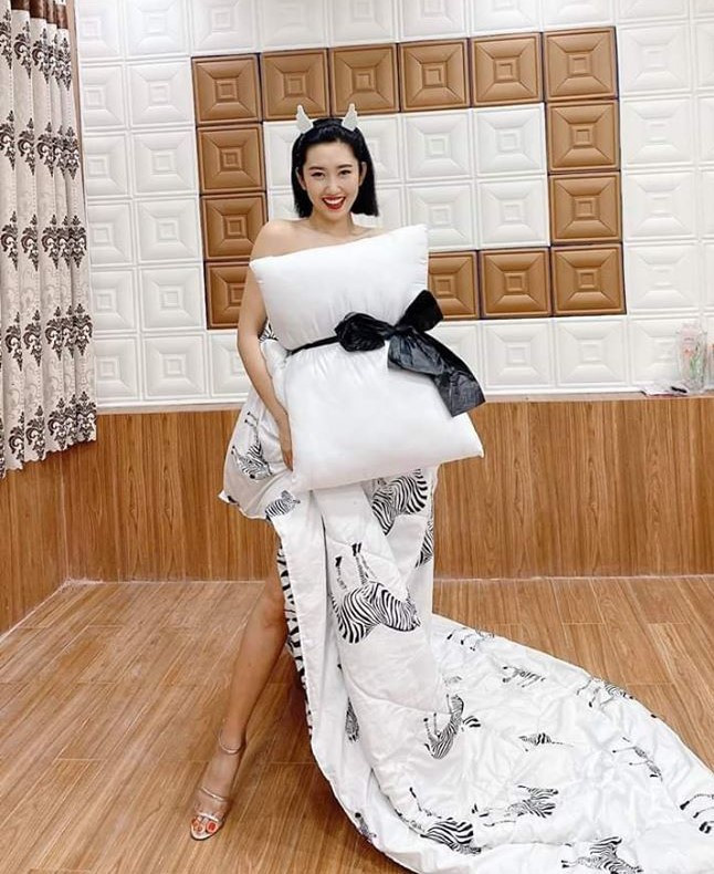 Những ngày giãn cách xã hội, Thuý Ngân biến gối ngủ, chăn ngựa vằn thành mẫu váy dài.