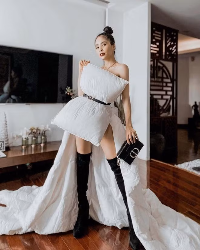 Ca nương Kiều Anh cũng có cách mix&amp;match sáng tạo với chăn ngủ.