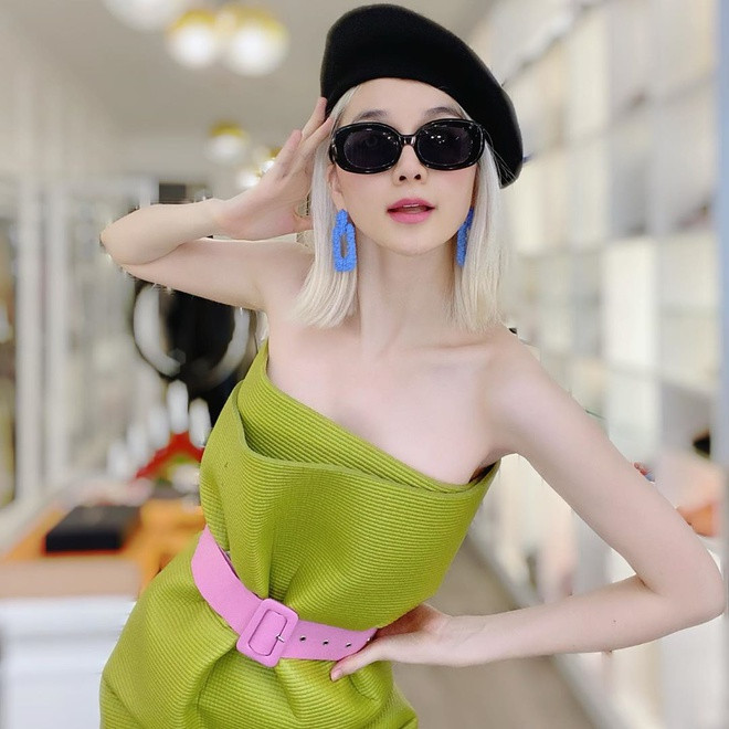 Thiều Bảo Trang cũng chọn thảm yoga làm váy, khoe bờ vai trần gợi cảm.