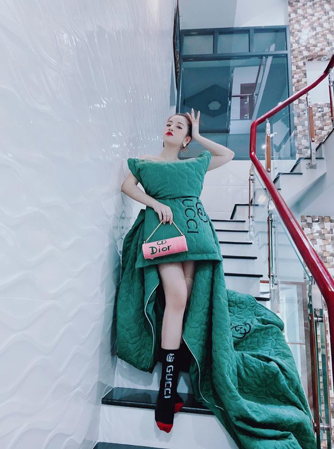 Chăn và gối đồng màu cũng được Puka sử dụng làm 'trang phục dạ hội'.