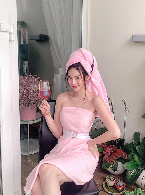 Trong những ngày ở nhà tránh dịch, Cao Thái Hà dùng khăn tắm để làm váy quây khoe vai trần. Ảnh: FB, Instagram. Video "Minh Hằng chia sẻ về phong cách thời trang". Nguồn: VTC.