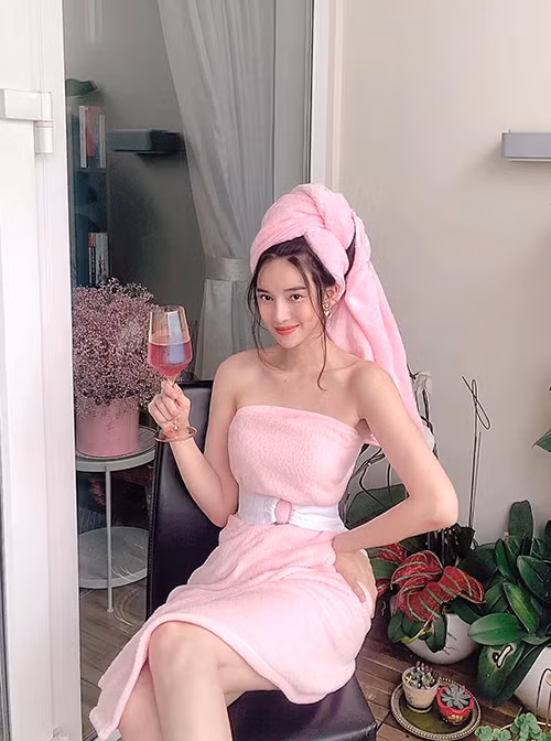 Trong những ngày ở nhà tránh dịch, Cao Thái Hà dùng khăn tắm để làm váy quây khoe vai trần. Ảnh: FB, Instagram. Video "Minh Hằng chia sẻ về phong cách thời trang". Nguồn: VTC.