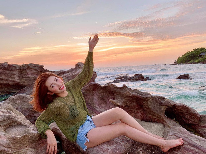 Vòng eo 60cm nhỏ xíu của Thúy Ngân khiến bao nàng ghen tỵ. Để duy trì được chỉ số hình thể ấn tượng như hiện tại, 30% từ tập luyện và 70% từ ăn uống.