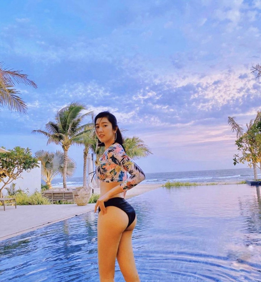 Chia sẻ về bí quyết có thân hình đồng hồ cát, Thúy Ngân cho hay: "Kiêng tinh bột gần như tuyệt đối, thay bằng yến mạch (ăn sáng), khoai lang luộc sẵn ăn lúc đói. Trưa ăn bình thường, tối ăn trước 6-7h, ăn salad, húp súp...