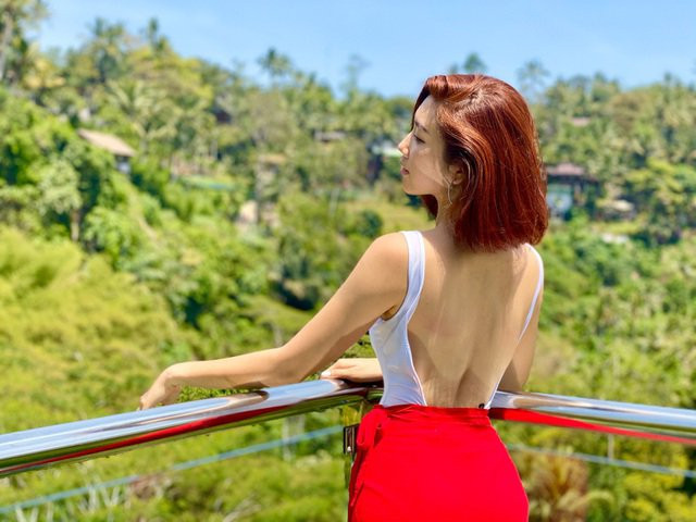 ...Hôm nào thèm quá, lỡ ăn 1 tô bún chẳng hạn là hôm sau chỉ ăn salad. Mỗi ngày, tôi đều duy trì tập yoga, cardio, với bóng bosu. Vì lịch đi phim dày đặc nên có thời gian là tranh thủ ngay", Thúy Ngân nói.