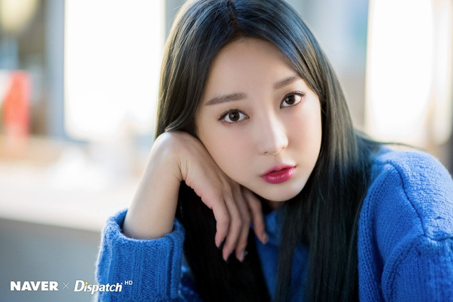 Hyelin (EXID) - chỉ dùng Vaseline: So với những idol khác, Hyelin có chu trình dưỡng da đơn giản chỉ gồm 2 bước: Rửa mặt và thoa Vaseline. Các thành viên EXID đều tiết lộ rằng Hyelin sở hữu làn da khoẻ mạnh nên cô chẳng cần dùng quá nhiều mỹ phẩm. Ảnh: Dispatch.