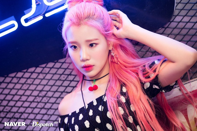JooE (Momoland) - dùng ngón áp út để thoa mỹ phẩm: JooE chia sẻ bí quyết chống lão hoá cho da là chỉ thao tác với mỹ phẩm bằng 2 ngón áp út. Ngón tay này thường được khuyên sử dụng cho mắt - vùng da nhạy cảm nhất trên khuôn mặt. Nhưng với nữ thần tượng Hàn Quốc, cô luôn sử dụng chúng với mọi thao tác trong chu trình dưỡng da. Ảnh: Dispatch.
