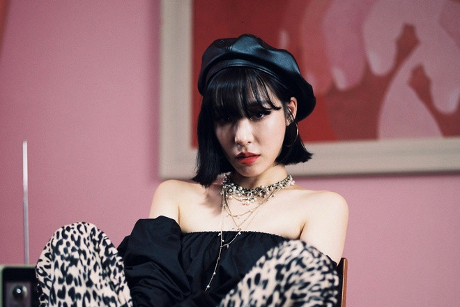 Tiffany Young - tẩy da chết với nhiều thương hiệu: Mọi người thường trung thành với một loại tẩy da chết hoặc bất cứ sản phẩm skincare nào có công dụng tốt trên da và không để lại những vết dị ứng. Song đối với Tiffany, bí quyết để có được làn da thuỷ tinh bao người ao ước chính là thử càng nhiều sản phẩm tẩy da chết càng tốt. Ảnh: Allure.