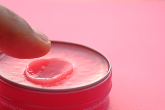 Vaseline nổi tiếng là một trong những sản phẩm giữ ẩm cho da rất tốt. Loại kem này chứa thành phần đặc biệt như petroleum có khả năng "khoá" bề mặt da, ngăn cho phân tử nước không bị bốc hơi cùng công dụng làm mềm da, kháng khuẩn hiệu quả. Vào mùa đông khô lạnh, đây chính là "cứu cánh" cho làn da nứt nẻ, bong tróc. Ảnh: Getty.