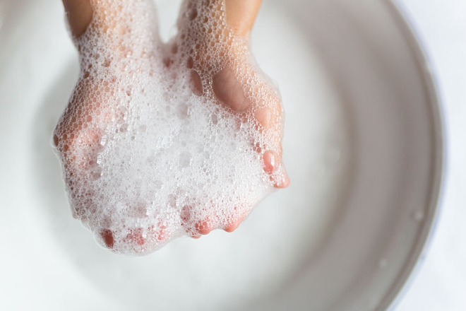 Trước hết, Chung Ha sẽ dùng tẩy trang chuyên biệt cho mắt, môi và sau đó là dung dịch tẩy trang có gốc dầu để làm sạch toàn bộ lớp trang điểm. Cuối cùng, cô kết thúc việc rửa lại mặt với loại sữa rửa mặt tạo bọt gốc nước. Nữ ca sĩ chia sẻ: " Dưỡng da với nhiều sản phẩm tốt thế nào đi chăng nữa cũng sẽ chẳng có tác dụng nếu da không được làm sạch đúng cách". Ảnh: Getty.