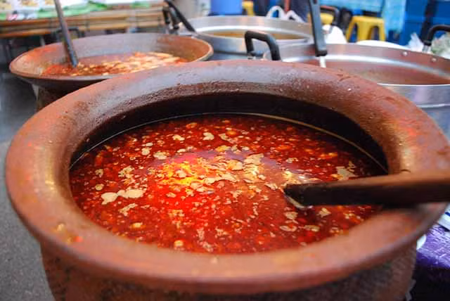 Luu moo: Món ăn kinh dị này được làm từ tiết lợn trộn với các loại gia vị và nội tạng khác nhau tạo thành một món súp sánh đặc, thường được ăn kèm với bánh mì. Tuy nhiên, khả năng bị nhiễm khuẩn sau khi ăn tiết tươi rất cao, có thể gây tử vong.