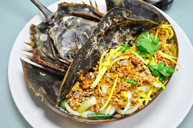 Các vấn đề có thể phát sinh khi một phần của cua móng ngựa châu Á có chứa các chất độc hại, có thể gây chết người nếu cua không được sơ chế đúng cách và chất độc được ăn vào cơ thể.