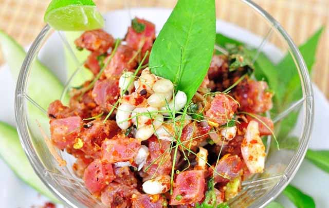 Koi pla là một món ăn phổ biến ở Đông Bắc Thái Lan. Các món salad được làm từ cá sống xay kèm chanh, ớt và gia vị. Những loại cá sống ở đây không được đảm bảo vệ sinh, có thể chứa ký sinh trùng nên rất nguy hại cho cơ thể.