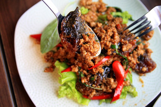 Yum Kai Yeow Maa: Trứng vịt bắc thảo trộn với salad kiểu Thái không phải món dễ ăn, do có mùi vị khiến nhiều người phải bịt mũi.