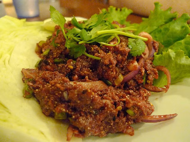 Có thể nói rằng đây là món ăn nhẹ rất phổ biến ở Thái Lan, sẽ tốt hơn nếu được uống cùng với một ly bia lạnh. Tuy nhiên, là một món ăn có thịt chưa nấu chín nên khả năng cao sẽ gây ngộ độc hoặc khiến dạ dày trở nên khó chịu.