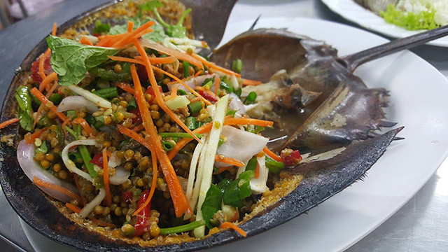 Yum Khai Maeng Da: Món salad này sử dụng cua móng ngựa, một sinh vật cổ xưa có hình thù rất kỳ dị. Phần có thể ăn được là trứng của nó, do đó người ta trộn trứng với xoài và gia vị. Nhìn chung hương vị được nhiều người đánh giá là rất ngon.