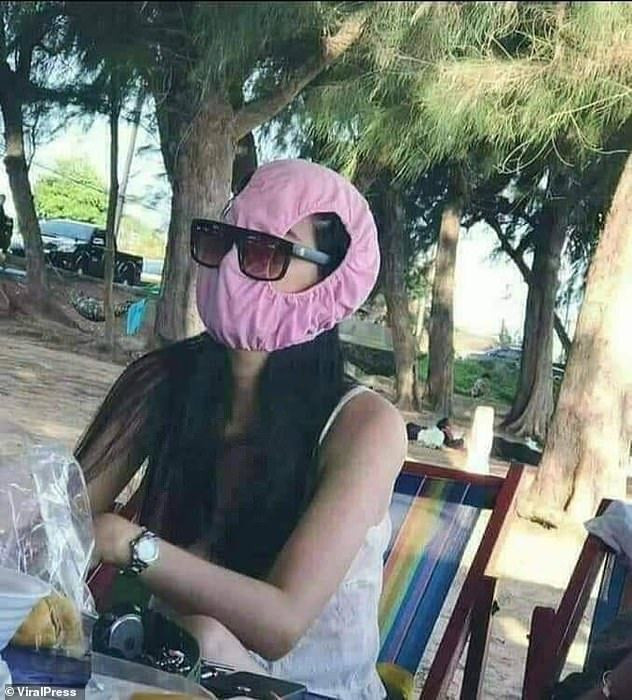 Thậm chí có người dùng có quần lót để bịt mặt và việc này bị chê là thiếu quá phản cảm. Ảnh: Internet. Video "Minh Hằng chia sẻ về phong cách thời trang". Nguồn: VTC.