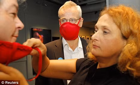 Một số người cho rằng việc biến áo ngực thành khẩu trang là ý tưởng sáng tạo giúp tận dụng những thứ có sẵn trong hoàn cảnh thiếu hụt khẩu trang y tế.