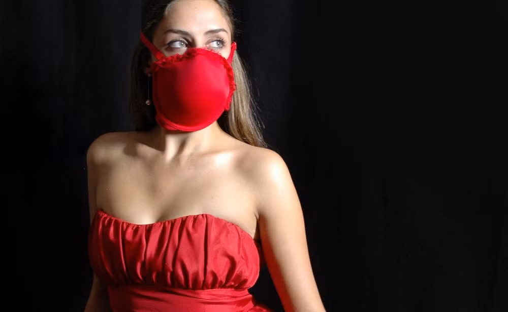 Để làm chiếc khẩu trang từ áo lót, người ta cắt đôi chiếc áo ngực, bỏ đi phần quai áo, sau đó dùng keo nến cố định hai dây một chiếc bên trên, một chiếc bên dưới để tạo thành khẩu trang.