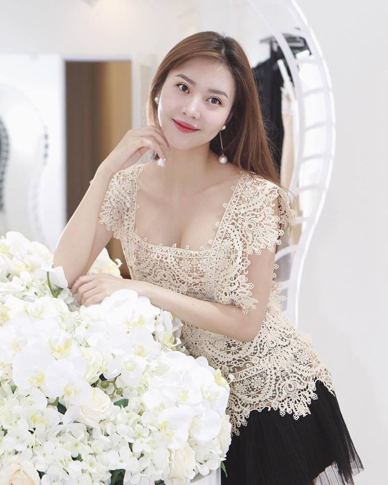 Cựu tiếp viên hàng không khoe vẻ đẹp sexy trong chiếc váy ren cổ vuông phối hai màu nude-đen. Ảnh: Internet. Video "Minh Hằng chia sẻ về phong cách thời trang". Nguồn: VTC.