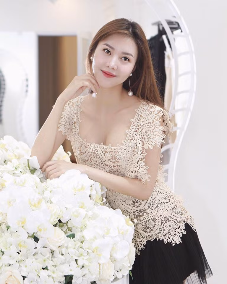 Cựu tiếp viên hàng không khoe vẻ đẹp sexy trong chiếc váy ren cổ vuông phối hai màu nude-đen. Ảnh: Internet. Video "Minh Hằng chia sẻ về phong cách thời trang". Nguồn: VTC.