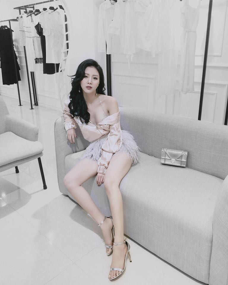 Với lợi thế gương mặt xinh đẹp, sang chảnh, style gợi cảm quyến rũ của Vũ Ngọc Châm cũng trở nên kiêu kỳ hơn rất nhiều.